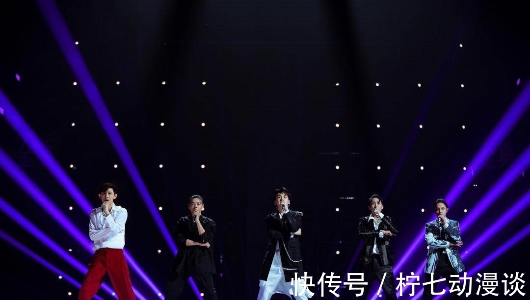 陈小春|被这场“情怀杀”盛宴看哭！33位哥哥与“笨小孩”跨时空合唱