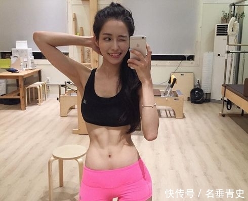 街拍:打底裤小姐姐展现个性的酷帅风采,精致洋气的穿搭