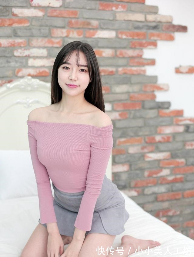 短裙 粉色的一字肩上衣搭配荷叶边短裙,时尚充满女人味