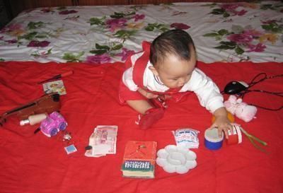 儿子|儿子“抓周”,孩子径直爬向这东西,奶奶这下可完了