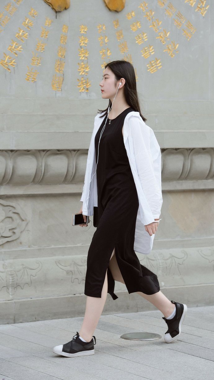 小姐姐|街拍:精细的容颜清新美女款款长裙, 美美哒凸显优雅气质