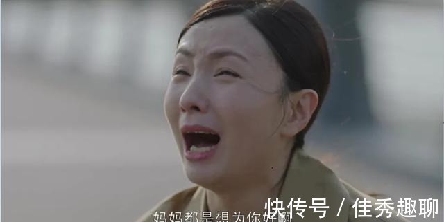 父母|妈妈下跪一小时,儿子发朋友圈炫耀:跪着的父母,怎能培养孩子?