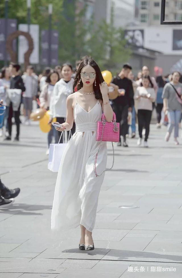 下半身 美女脚上一字带的裸色高跟凉鞋,在行走的时候散发出无限的魅力
