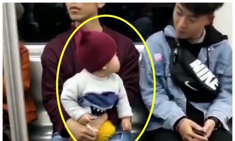 哥哥|宝宝坐地铁时一直与邻座的小哥哥互动,接下来的画面,爸爸不淡定