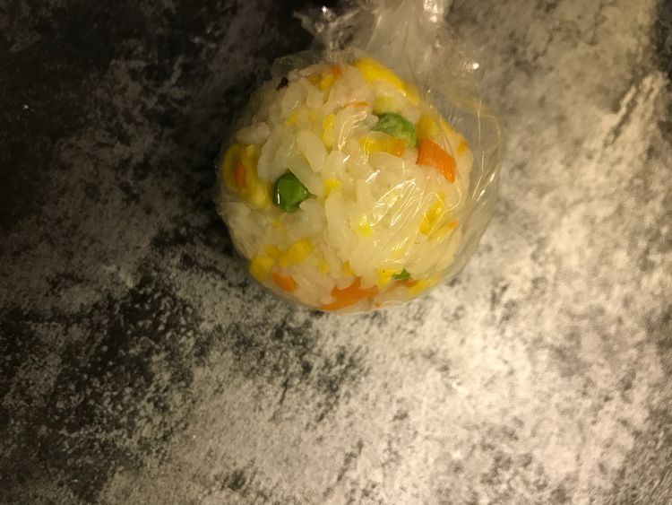 剩米饭大改造，做成美味的饭团，10分钟就上桌，味道很不错