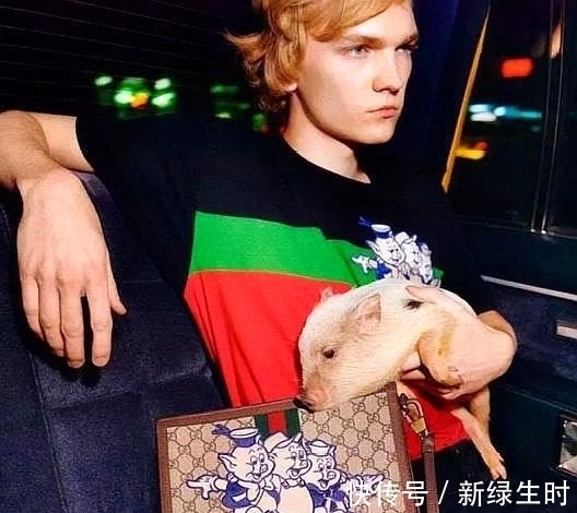 朋友们|奢侈品牌频出猪系列,古驰的猪可爱,蔻驰的猪包像装饲料的袋子