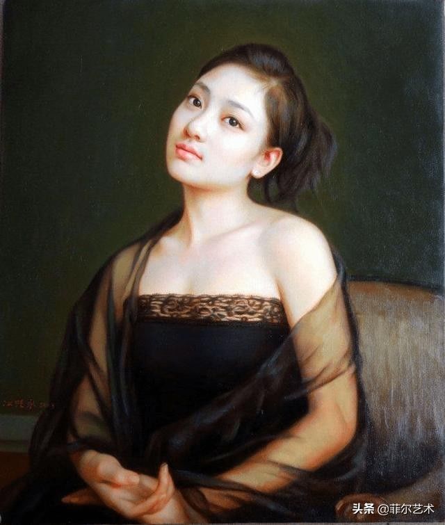 年轻画家人体油画中的美艳少妇,身披薄纱,难掩玲珑曲线