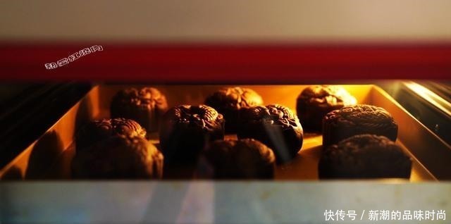 喜欢巧克力和椰蓉的试试这月饼,太香了!其它月饼一比都是浮云了