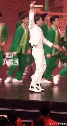 春晚出圈画面!撒贝宁再现错位图,张若昀台下吃烧鸡,邓超嗨翻天。