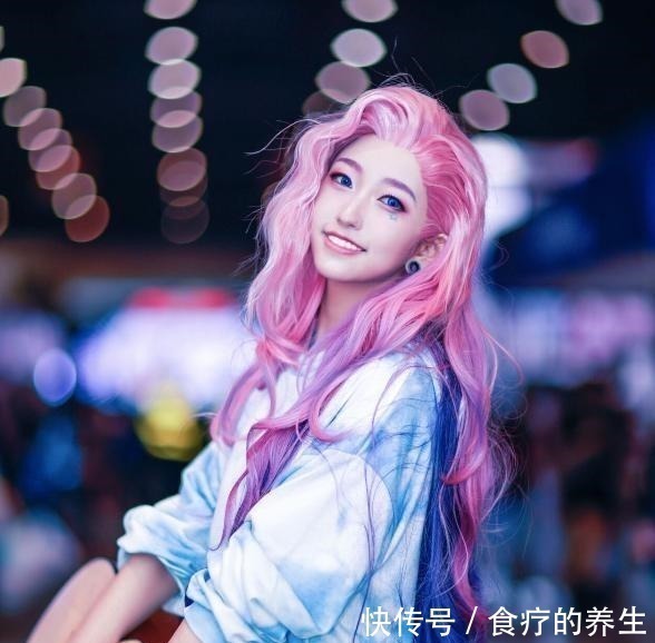 抑郁|全职coser年入百万，代价相当惨痛，有的女孩因此抑郁一生