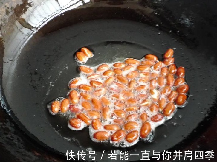 炸花生米时,直接油炸就错了!多做1步,浓香酥脆,放1周也不返潮