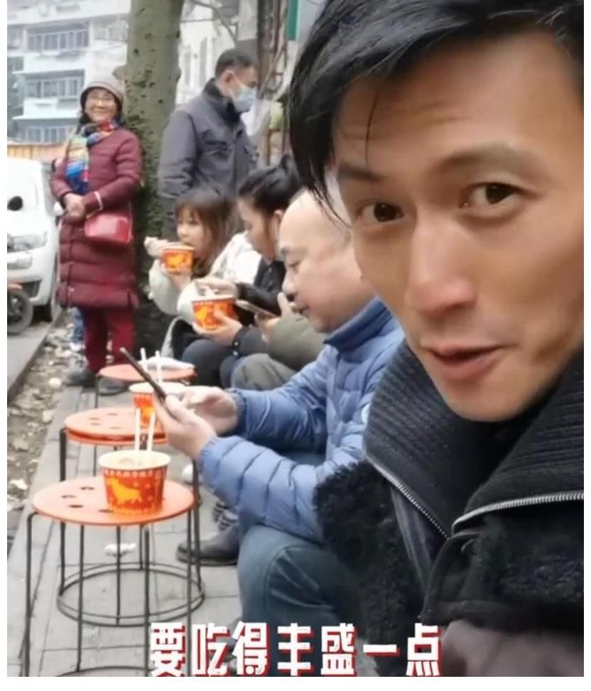 早年叛逆小子，现在蹲路边吃干面：这几年的谢霆锋，心态变化好大