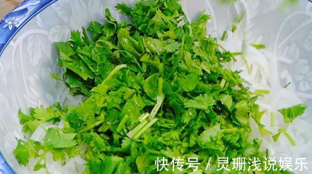 面粉|炸丸子时,切记直接加面粉!大厨教你这样做,丸子香酥又好吃