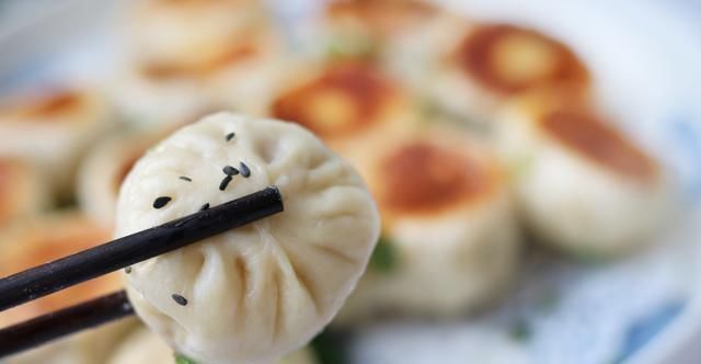 教你做金黄的水煎包，撒上芝麻与葱花，每咬一口都爆汁