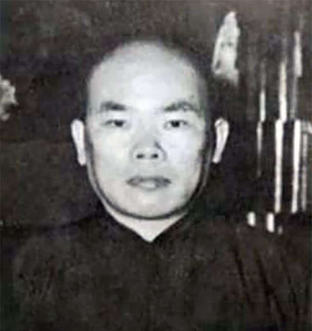 杜月笙老婆扔了五块钱,说,这个人要是捡了,我们以后就不用他了