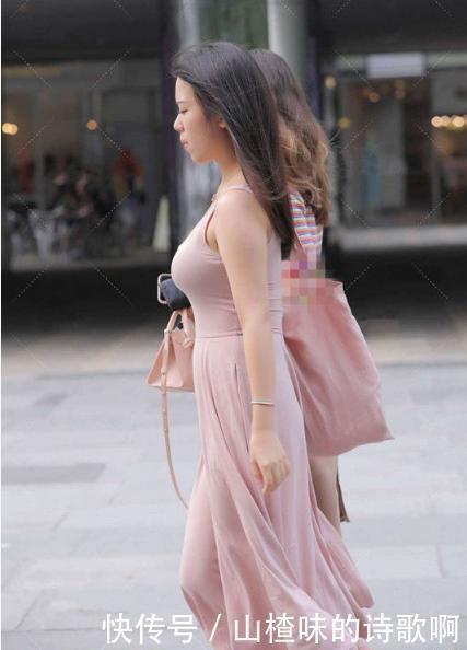 拖鞋|粉色连衣裙搭配白色拖鞋,楚楚动人,优美有气质