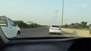 |搞笑GIF:女汉子真是不简单啊,还以为妹子要坐上去呢