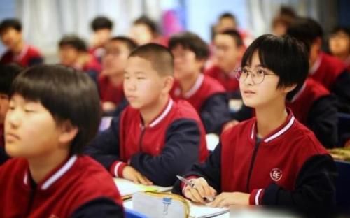 学校要求学生统一发型，标准发型惹争议，女学生哭着说：太丑了