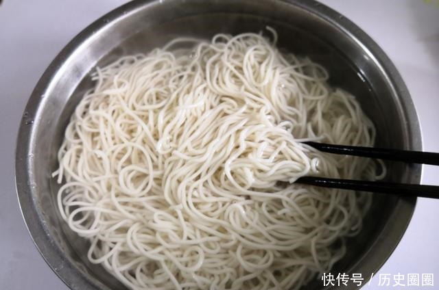 面条别总煮着吃了,试试这做法,营养一锅省事,天热我家经常做!
