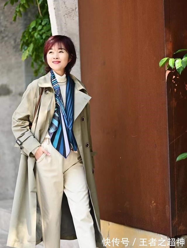 女人 年过55岁的女人,入春怎么穿才好看基础色+中性色,高级时髦!
