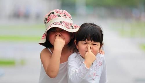 人心|2岁姐姐午睡被弟弟吵醒，姐姐反应让人心暖，看完想要孩子