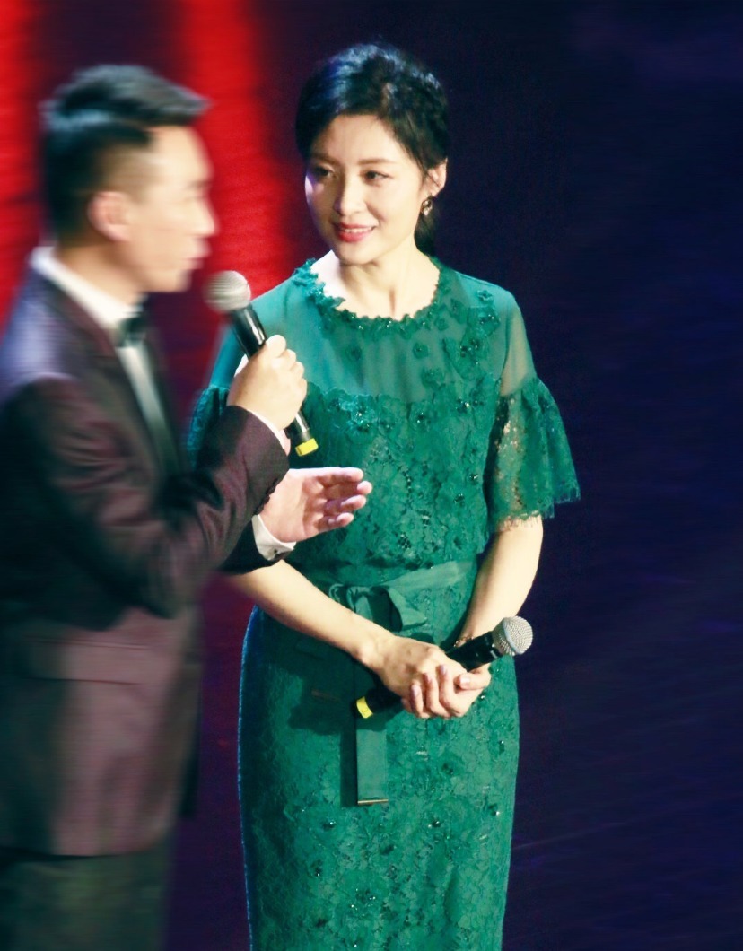 周涛 著名主持人周涛气质感真好!马尾辫搭配绿色蕾丝连衣裙,减龄时髦