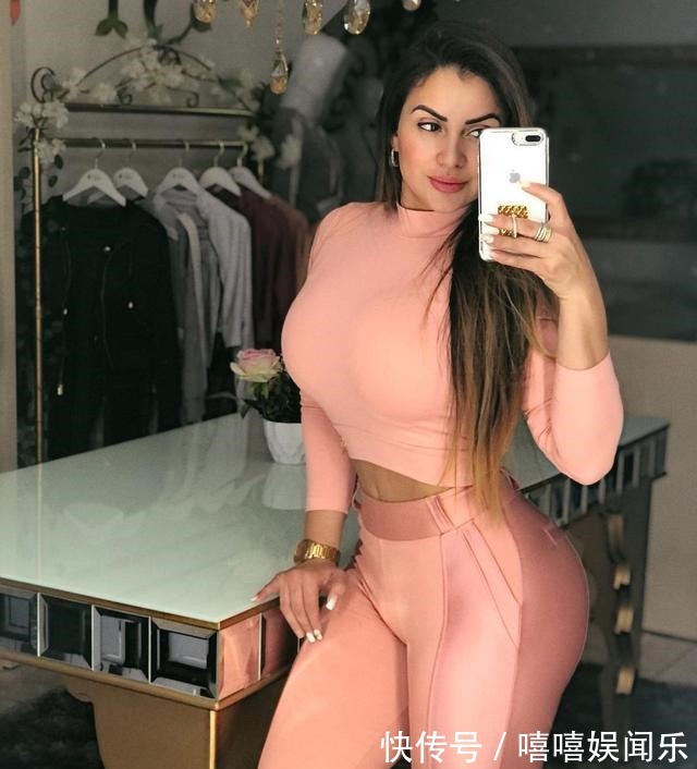 追求体形曲线美的模特，通过健身实现了目标，无赘肉身材让人羡慕！