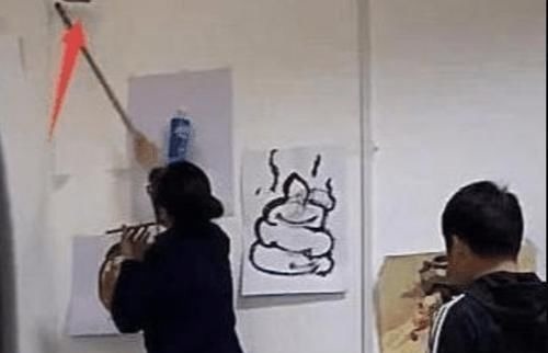 插座&美术生“瞎胡画”火了,假插座不算啥,看到这个老师气得叫家长