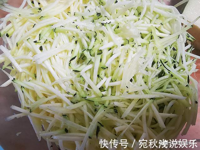 面粉|入伏后,吃肉没食欲,不妨尝尝这菜,简单煎一煎,既当菜又当饭