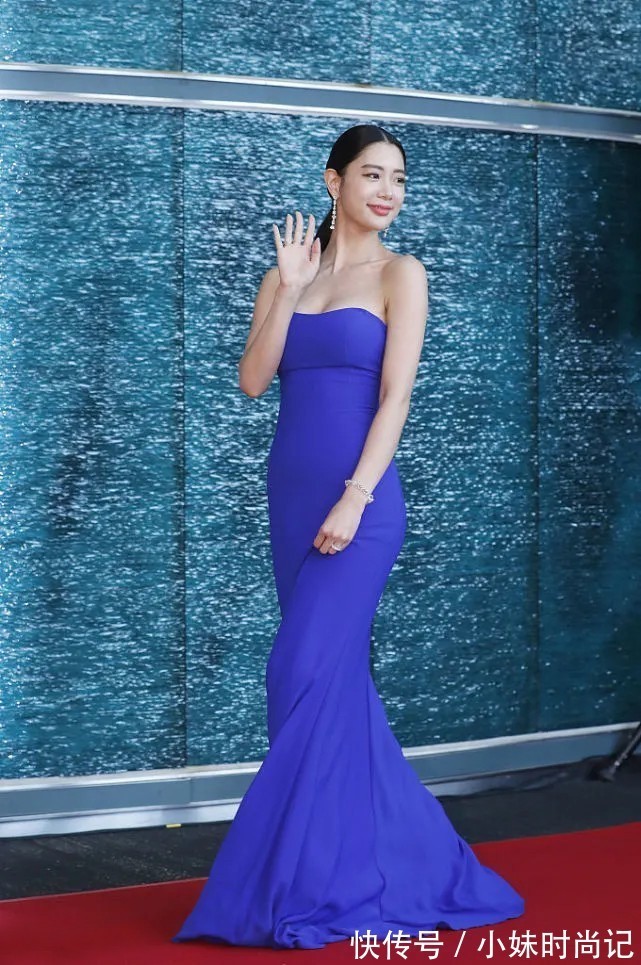 褶皱|克拉拉的造型就是自信,穿紧身裙大秀身材,这不愧“亚洲第一美”