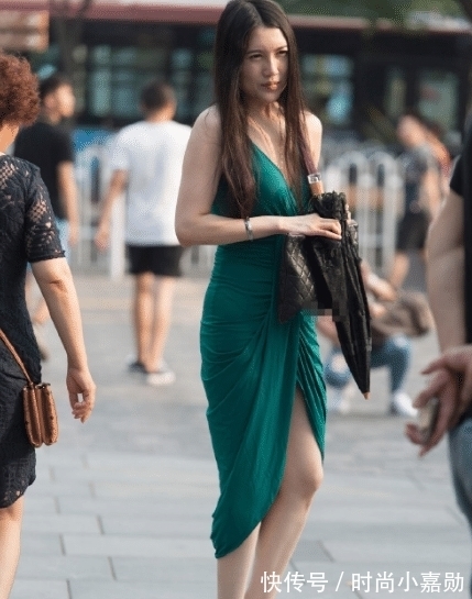 睡衣 最大码的睡衣,因“小尾巴”太烦人直接塞到腰间