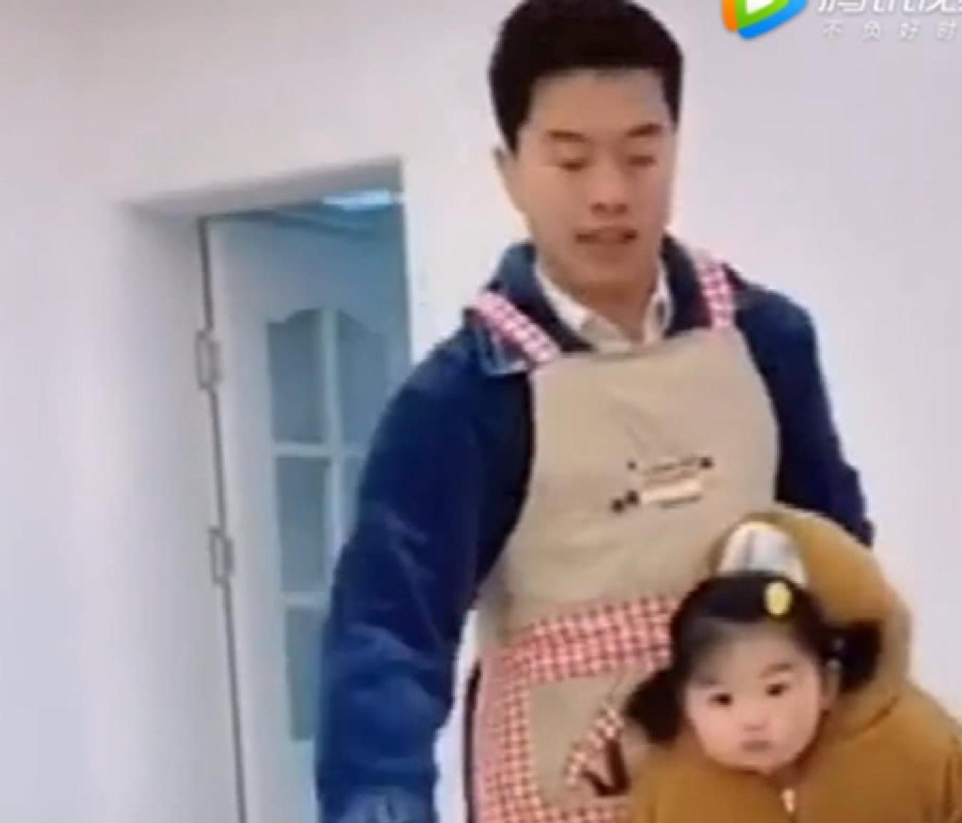 熊孩子|爸爸正在做饭,“熊孩子”突然捣乱,爸爸接下来的行为让妈妈笑喷