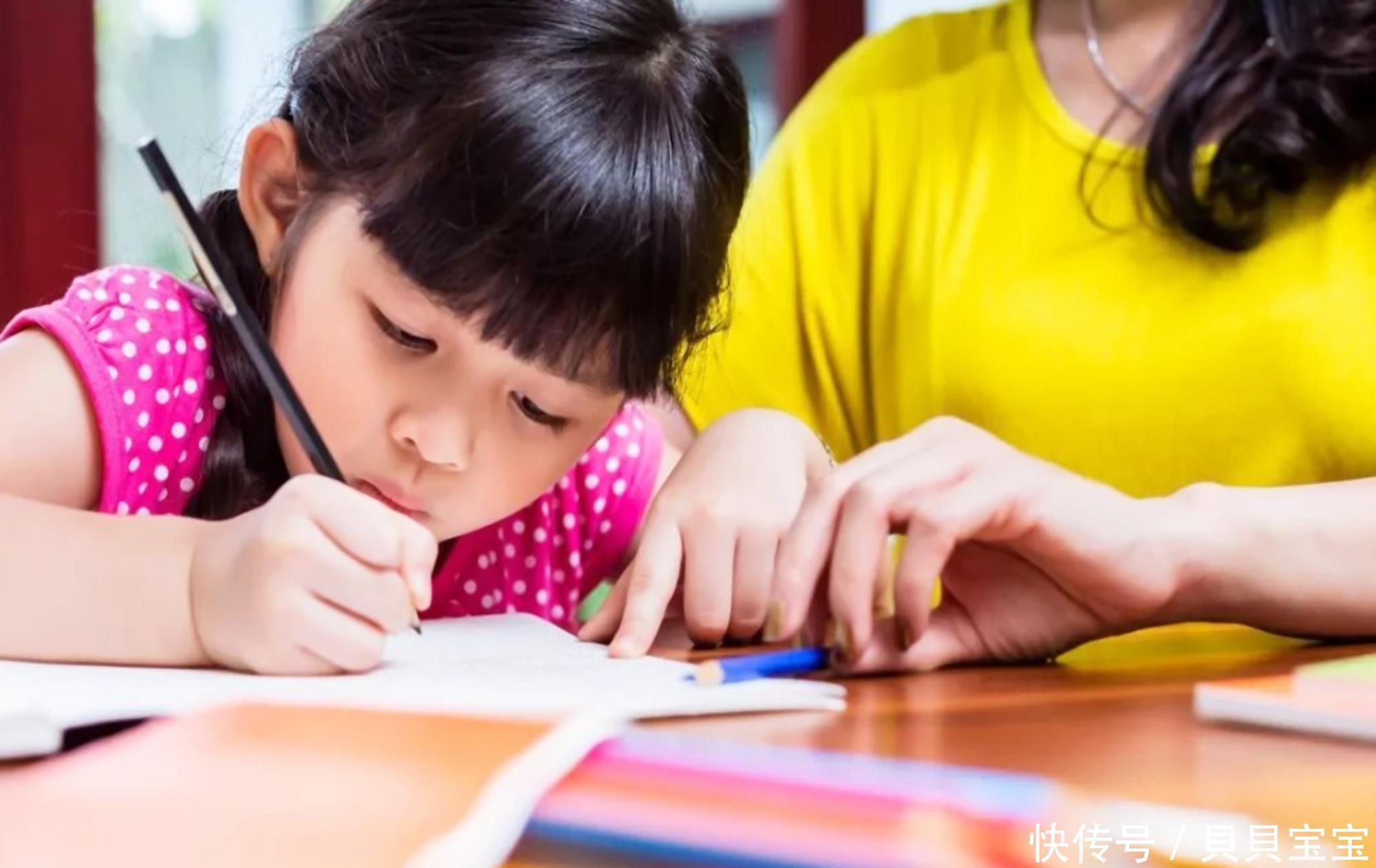 父亲询问期末成绩,女儿发牌式甩奖状,家长:又一个别人家的孩子