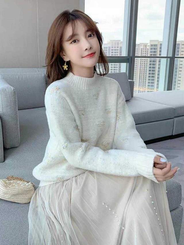 韩系|今年流行穿“针织衫”,搭配半身裙简约洋气,极简穿搭照样高级