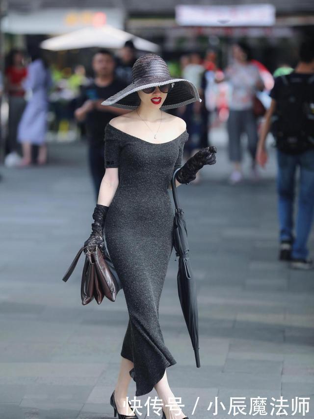 高跟鞋|街头美女的另类穿搭，黑色连衣裙展现“女巫范”，这是黑色幽默？