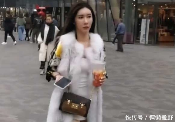 小姐姐|这样的时尚令人费解!“貂皮大衣”配超短裙,小姐姐是冷是热呢
