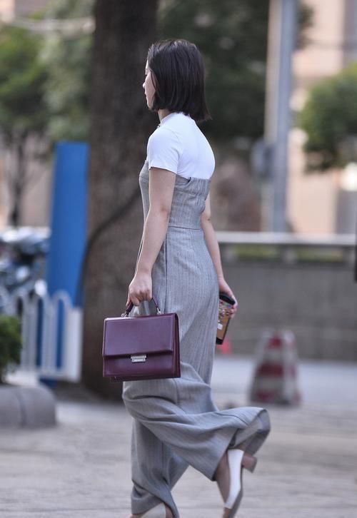 穿什么背带裤,“瀑布裤”才是最划算了,穿不了就说是裙子