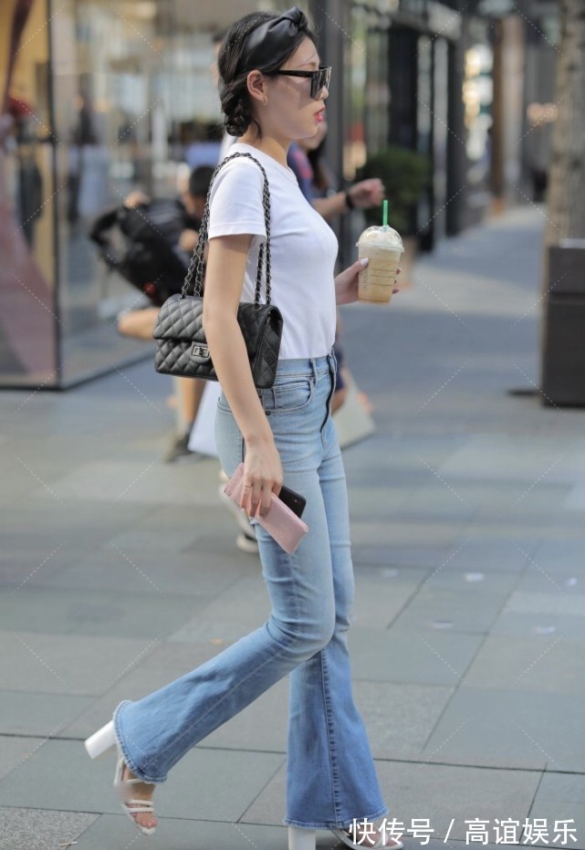 时尚达人 喇叭裤搭配白T真是绝配,高腰设计搭配出另一番韵味