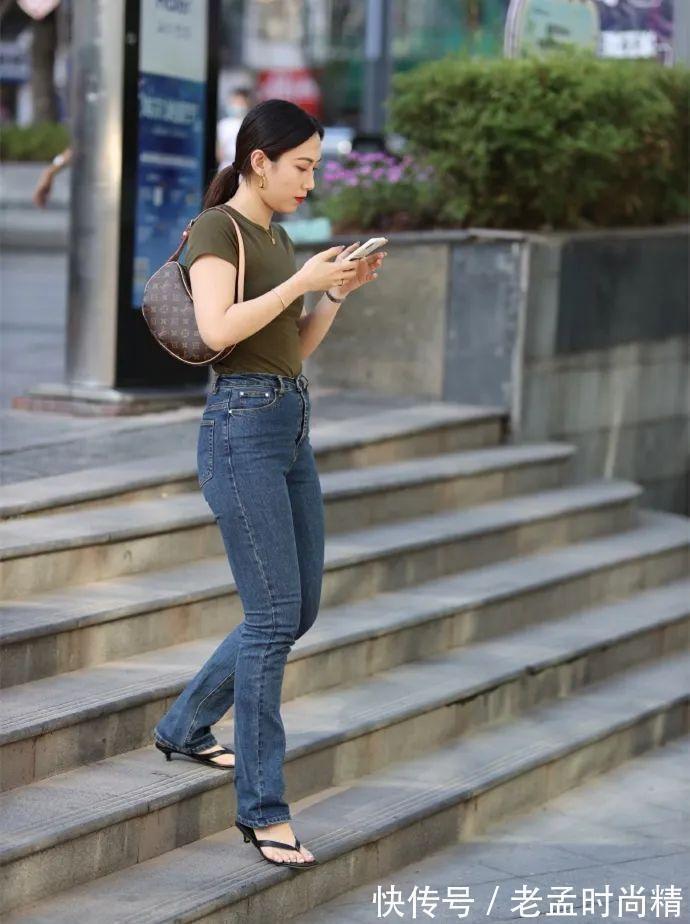 文艺 街拍:牛仔裤展现出独特身材魅力,自然魅力散发出来,好看又文艺