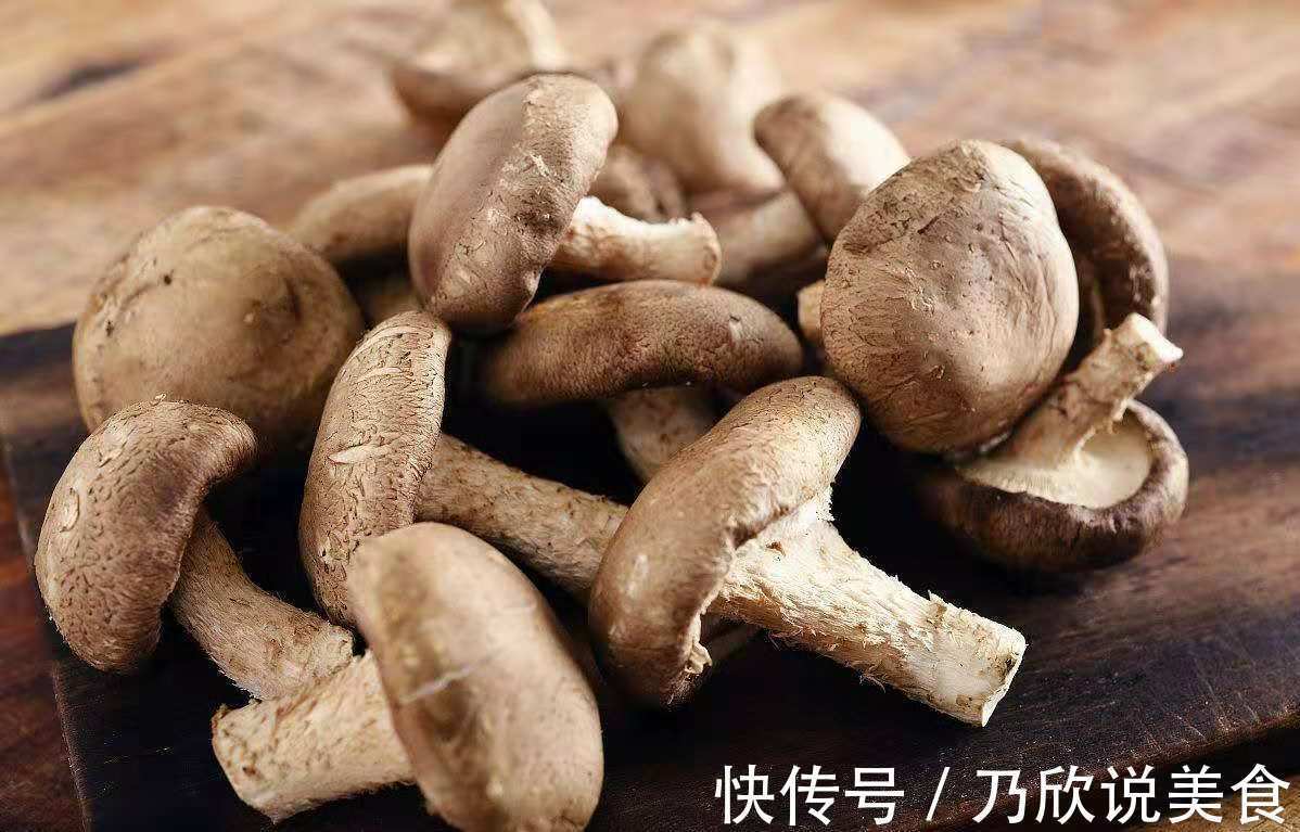 香菇经常洗不干净教你一个小窍门,脏东西自己跑出来