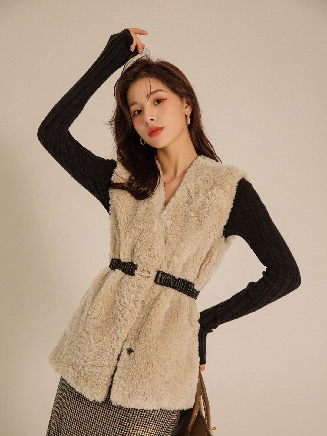 外套 羽绒服不流行了，今年更火的是“羊羔毛外套”，保暖舒适又百搭