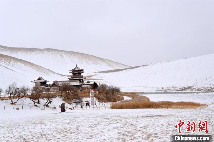 大漠|敦煌大漠披银装：沙雪交融似一幅水墨山水画