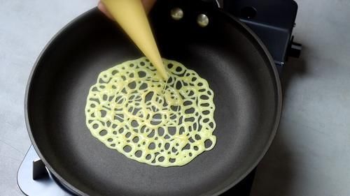 3个鸡蛋1碗面粉，教你做蕾丝蛋卷，咬一口直掉渣，平底锅就能做