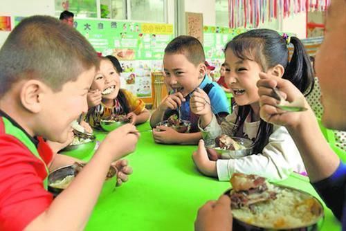 孩子|孩子一进幼儿园就“长膘”,直呼妈妈做饭不香,“监控”揭开真相