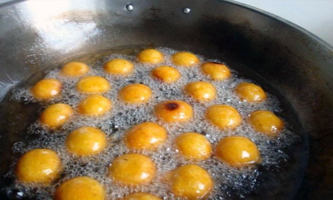 高脂食物|经常便秘的人,记住多做2事,少吃2物,常喝一杯水,肠道更干净