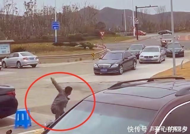 浙江舟山大排档为招揽客人,使出百般招数,方式如指挥战斗机