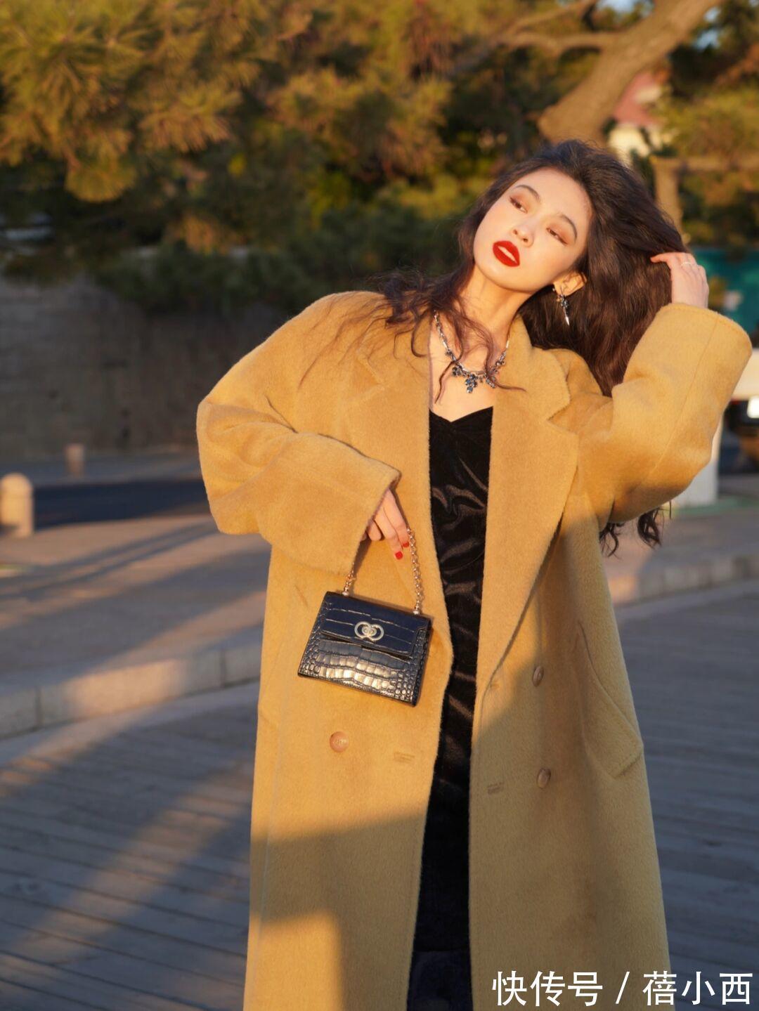 搭配 “长款大衣”才是冬季必备的搭配单品,简约时尚不花哨,还很时髦