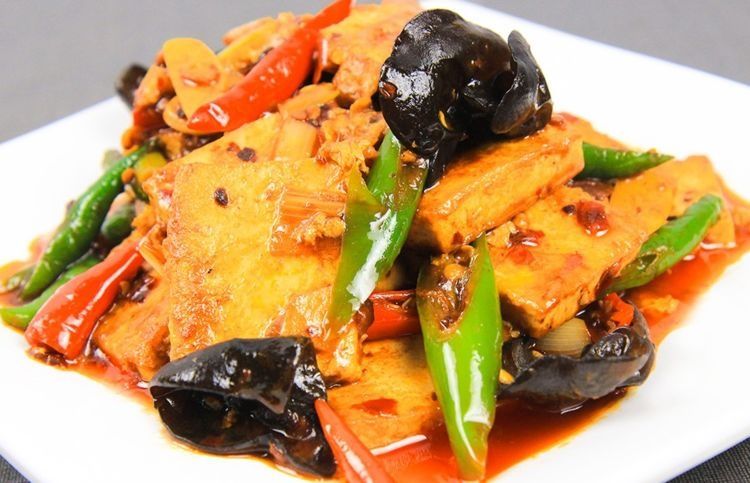 回锅豆腐怎么做鲜嫩又不破碎，厨师长教你小技巧，焦香鲜嫩又营养