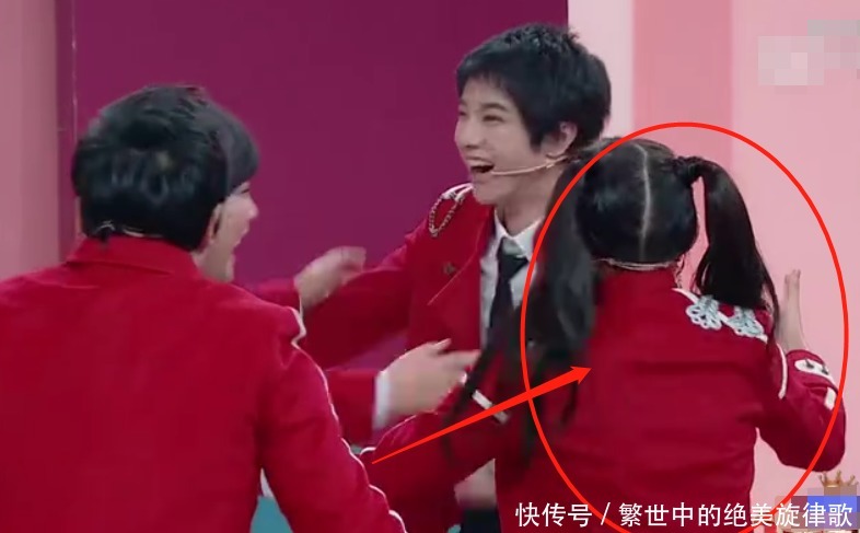 节目 有种“避嫌”叫华晨宇，当关晓彤索求抱抱时，他的做法堪称高情商