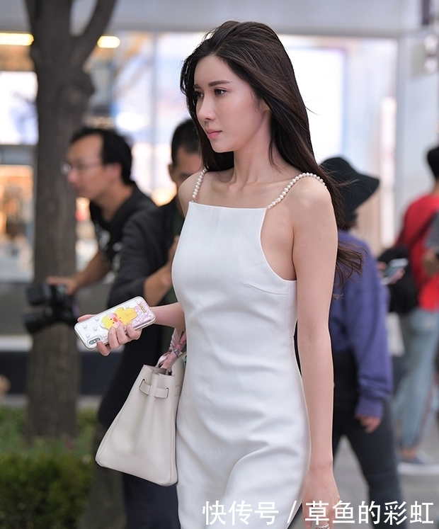 目光|街拍:靓丽时尚美景,图5闺蜜穿搭黑色短裙显长腿,很吸引目光!